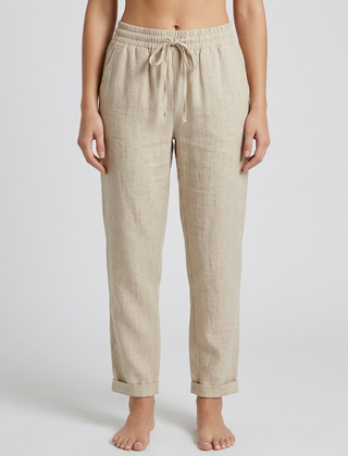Pantaloni donna beige con coulisse in vita e caviglia risvoltata, look naturale