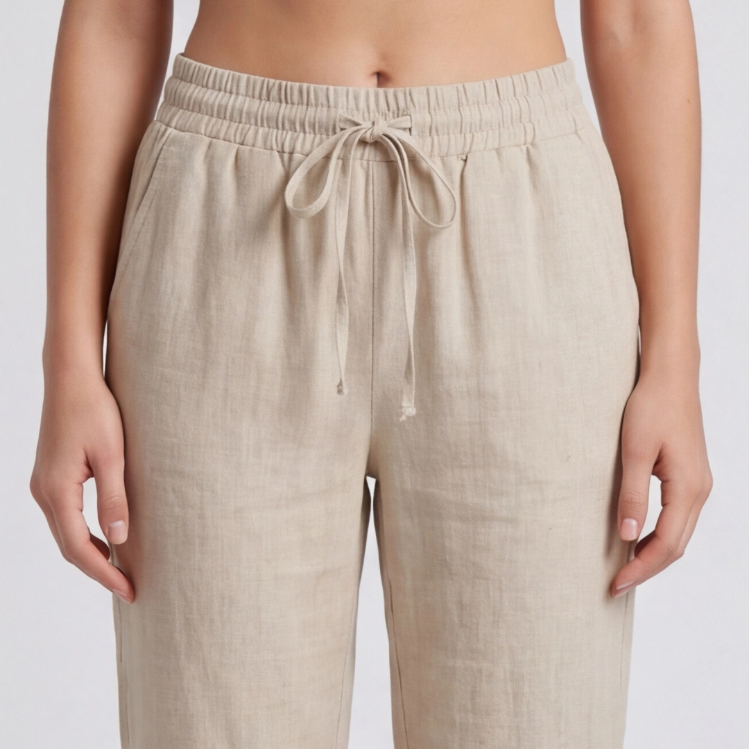 Primo piano della vita elastica beige con fiocco annodato e pieghe morbide