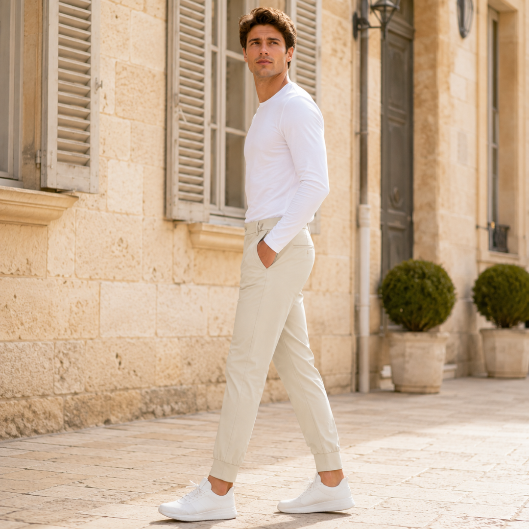 Vista laterale dei pantaloni jogger beige con tasca laterale e cucitura verticale