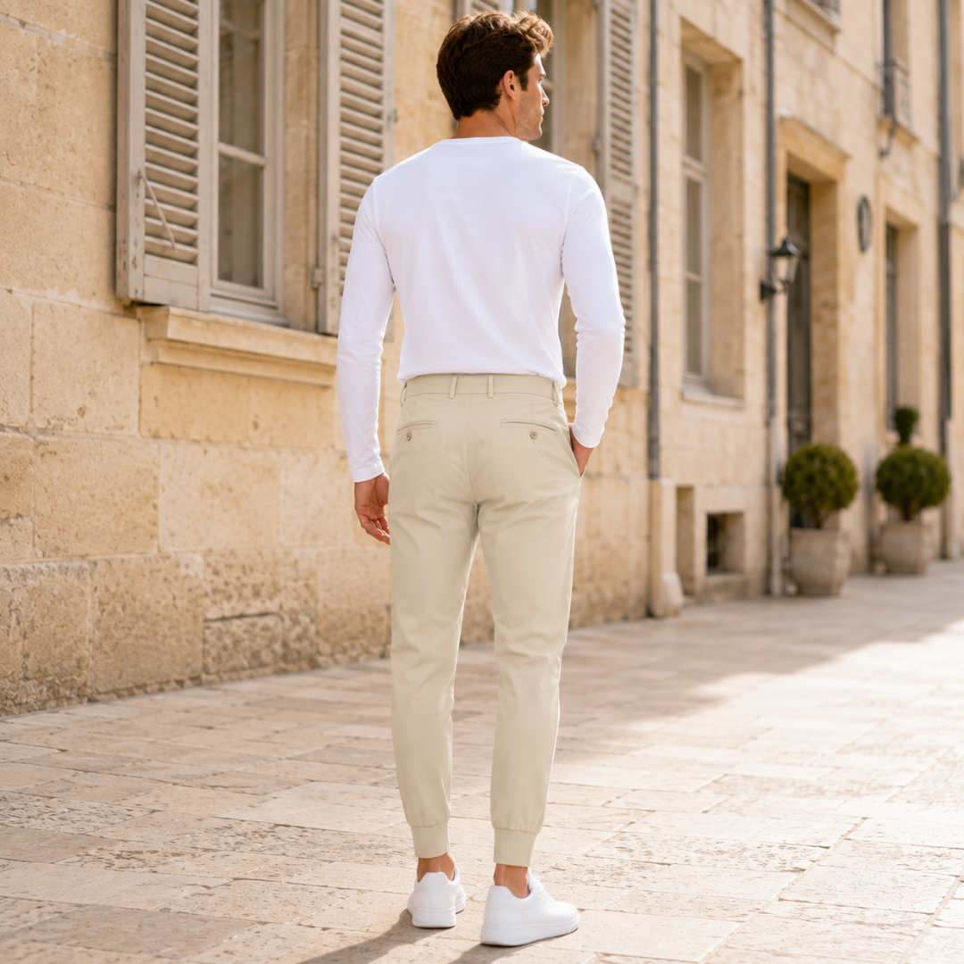 Retro dei pantaloni jogger beige con due tasche posteriori chiuse da bottone