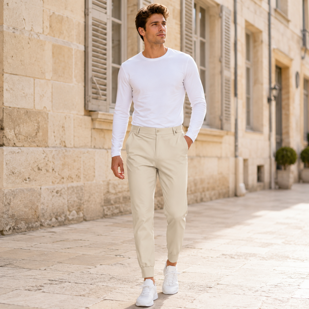 Pantaloni jogger beige abbinati a t-shirt bianca e sneakers bianche, fondo a costine