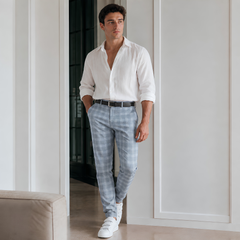 Pantaloni uomo blu chiaro a quadri con tasche laterali e sneakers bianche