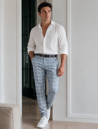 Pantaloni uomo blu chiaro a quadri con tasche laterali e sneakers bianche