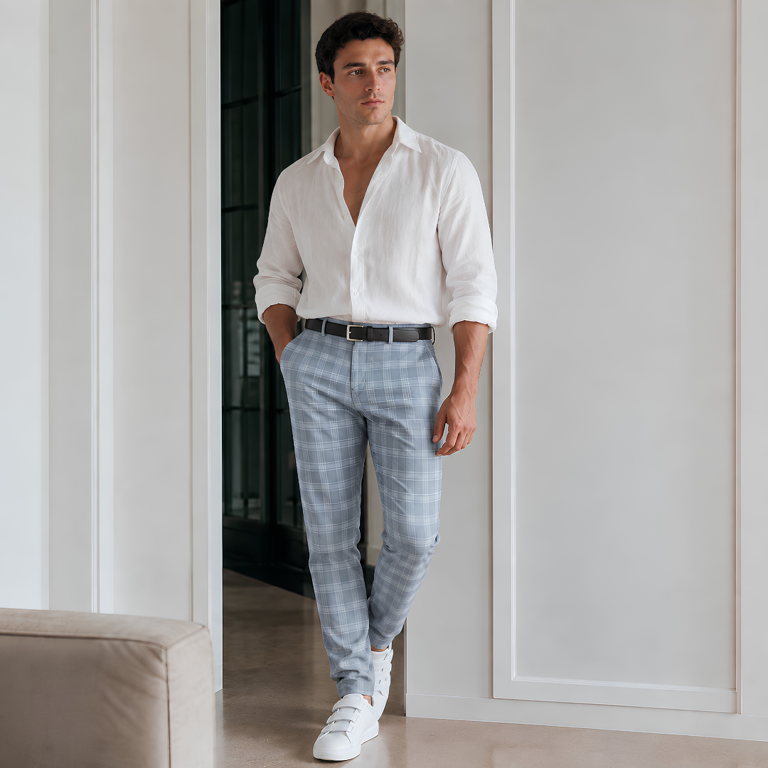 Pantaloni uomo blu chiaro a quadri con tasche laterali e sneakers bianche