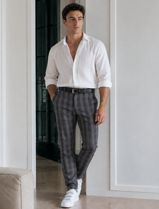 Pantaloni uomo grigi a quadri con cintura nera e camicia bianca aperta