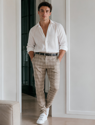 Pantaloni uomo kaki a quadri con passanti per cintura e camicia bianca