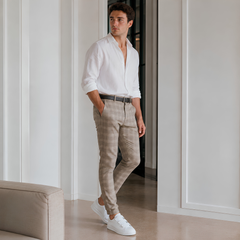Pantaloni uomo kaki a quadri con tasche laterali, vista laterale in piedi