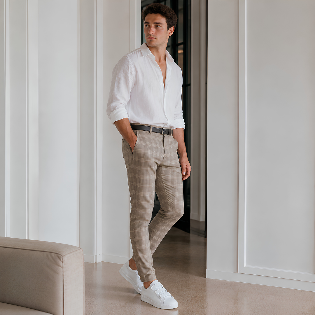 Pantaloni uomo kaki a quadri con tasche laterali, vista laterale in piedi