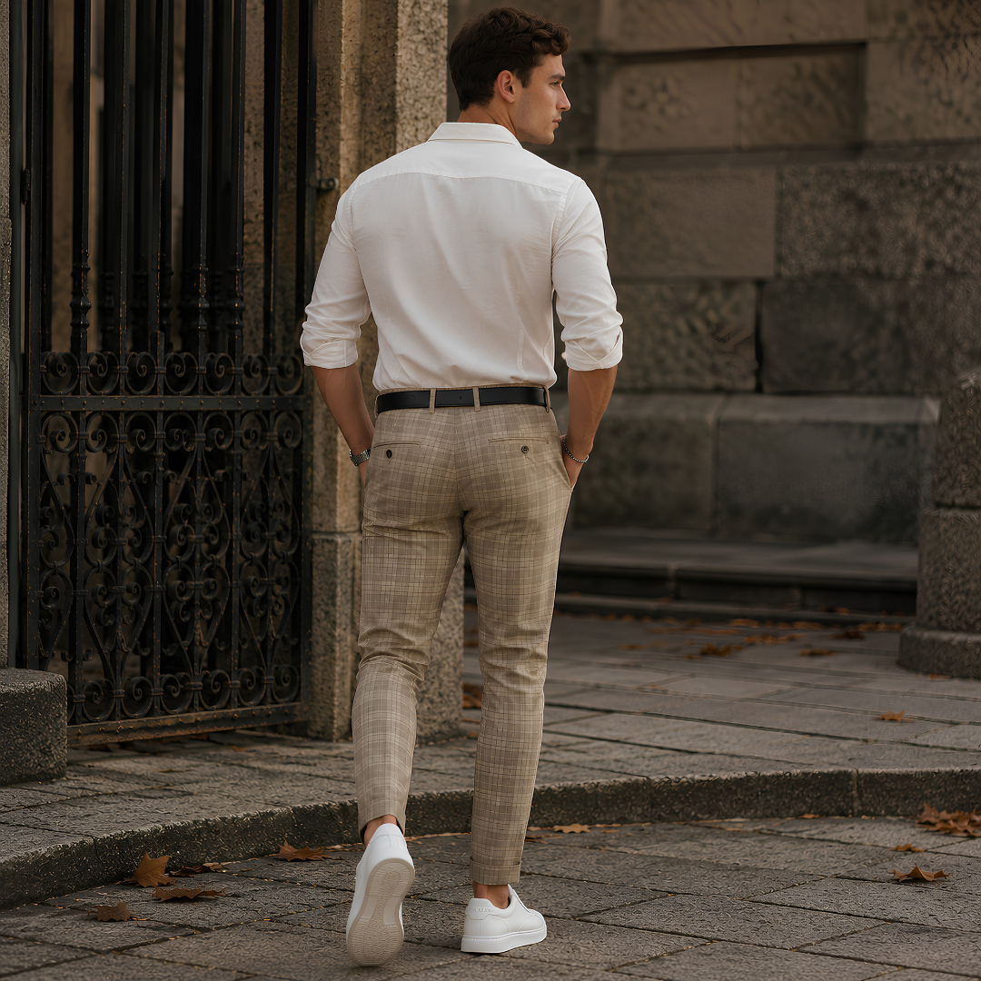 Pantaloni uomo kaki a quadri visti da dietro con tasche posteriori a bottone