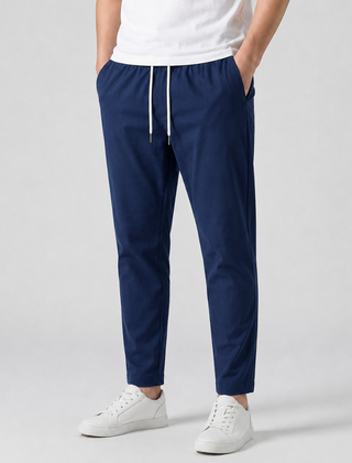 Pantaloni uomo blu scuro affusolati con laccio bianco in vita, vista frontale