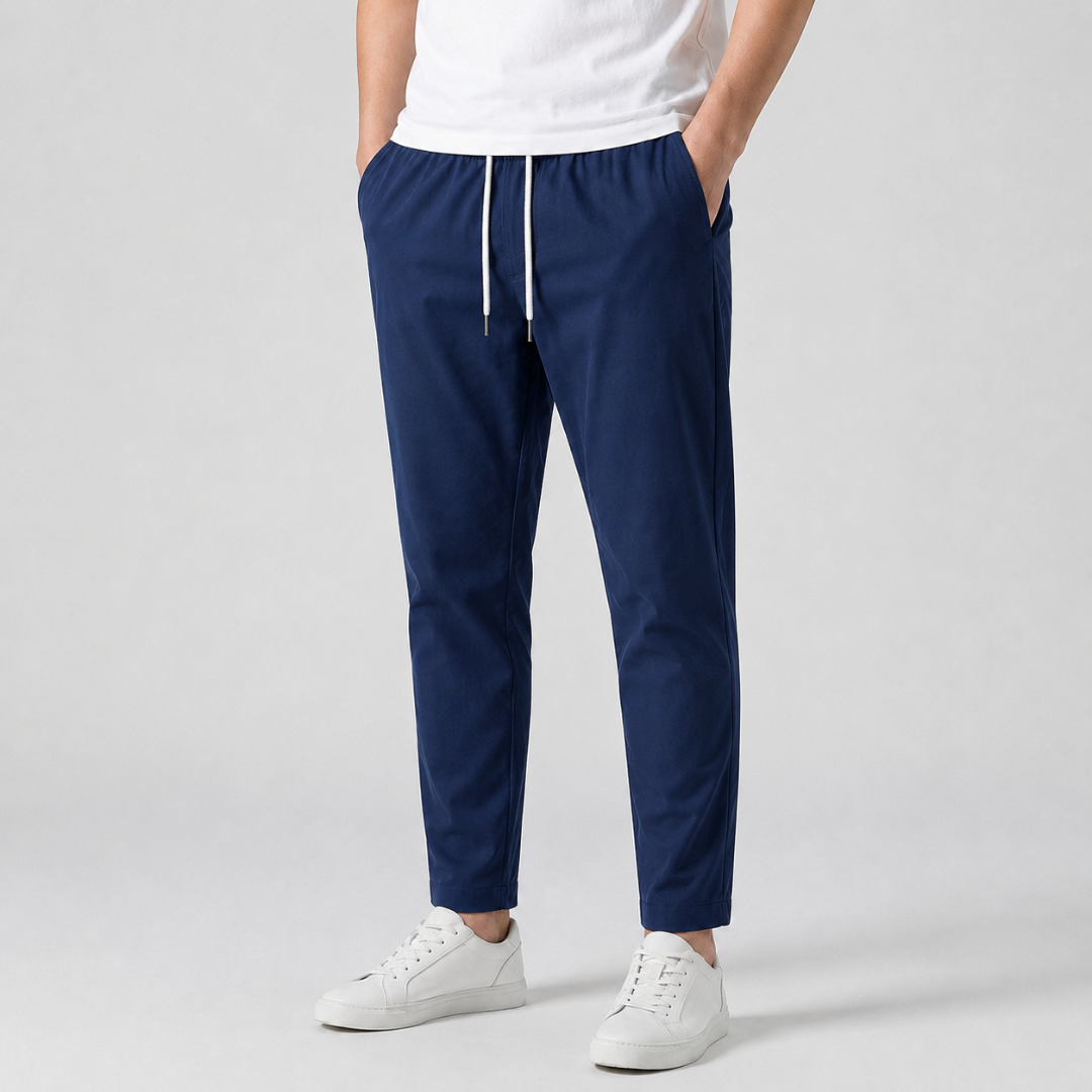 Pantaloni uomo blu scuro affusolati con laccio bianco in vita, vista frontale