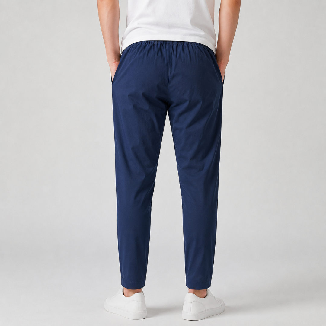 Pantaloni uomo blu scuro di spalle, vita arricciata elastica e gamba dritta affusolata