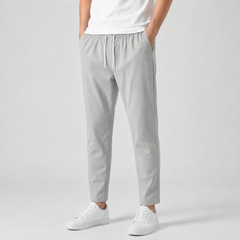 Pantaloni uomo grigio chiaro affusolati con coulisse bianca in vita, vista frontale