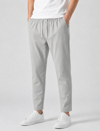 Pantaloni uomo grigio chiaro affusolati con coulisse bianca in vita, vista frontale