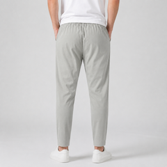 Pantaloni uomo grigio chiaro visti da dietro con vita elastica arricciata e gamba affusolata