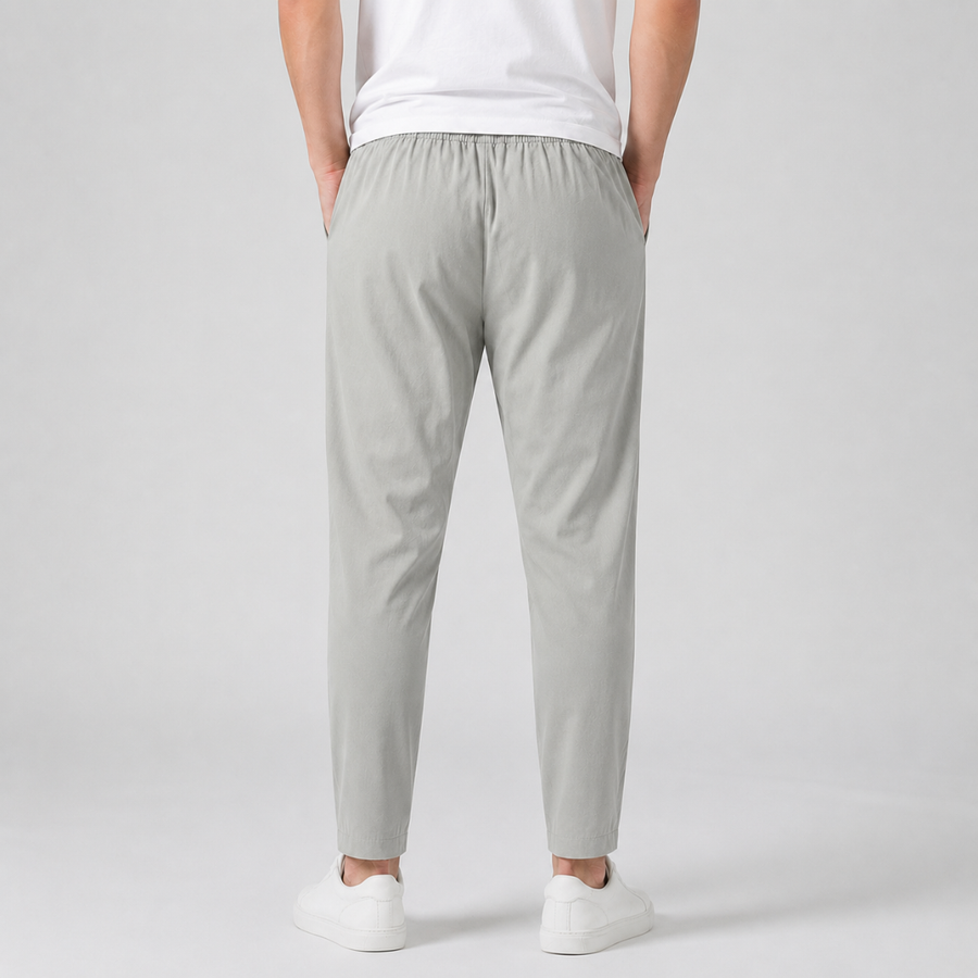 Pantaloni uomo grigio chiaro visti da dietro con vita elastica arricciata e gamba affusolata