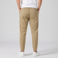 Vista posteriore dei pantaloni uomo kaki con fondo pulito che scopre la caviglia