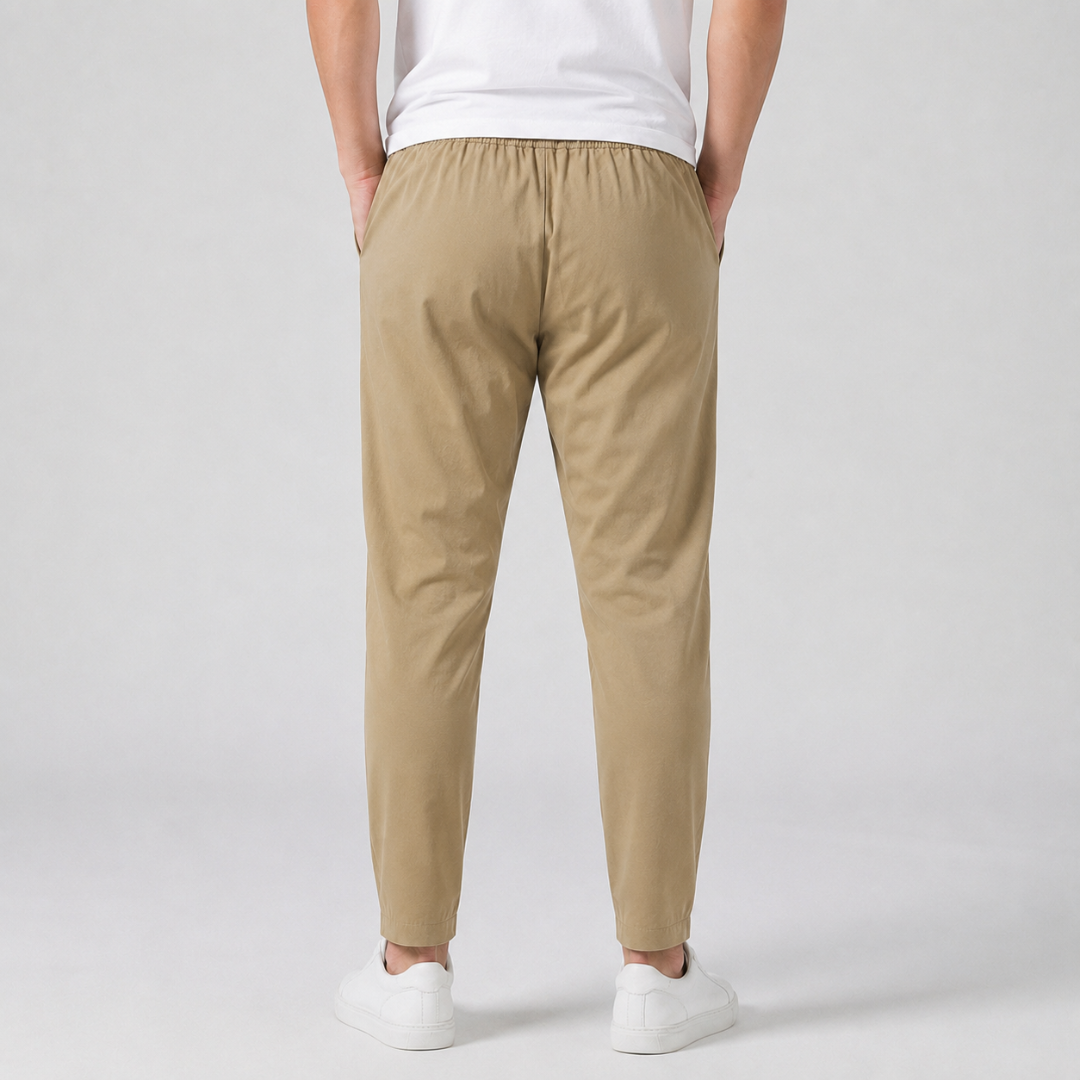Vista posteriore dei pantaloni uomo kaki con fondo pulito che scopre la caviglia