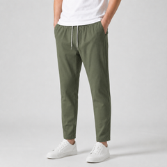 Pantaloni uomo verde militare con laccio chiaro in vita e tasche laterali, vista frontale