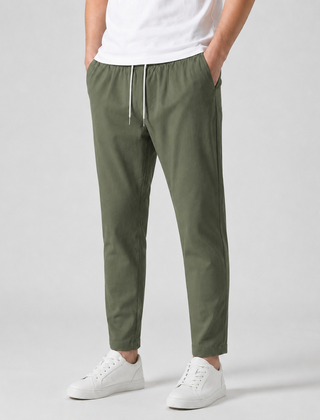 Pantaloni uomo verde militare con laccio chiaro in vita e tasche laterali, vista frontale
