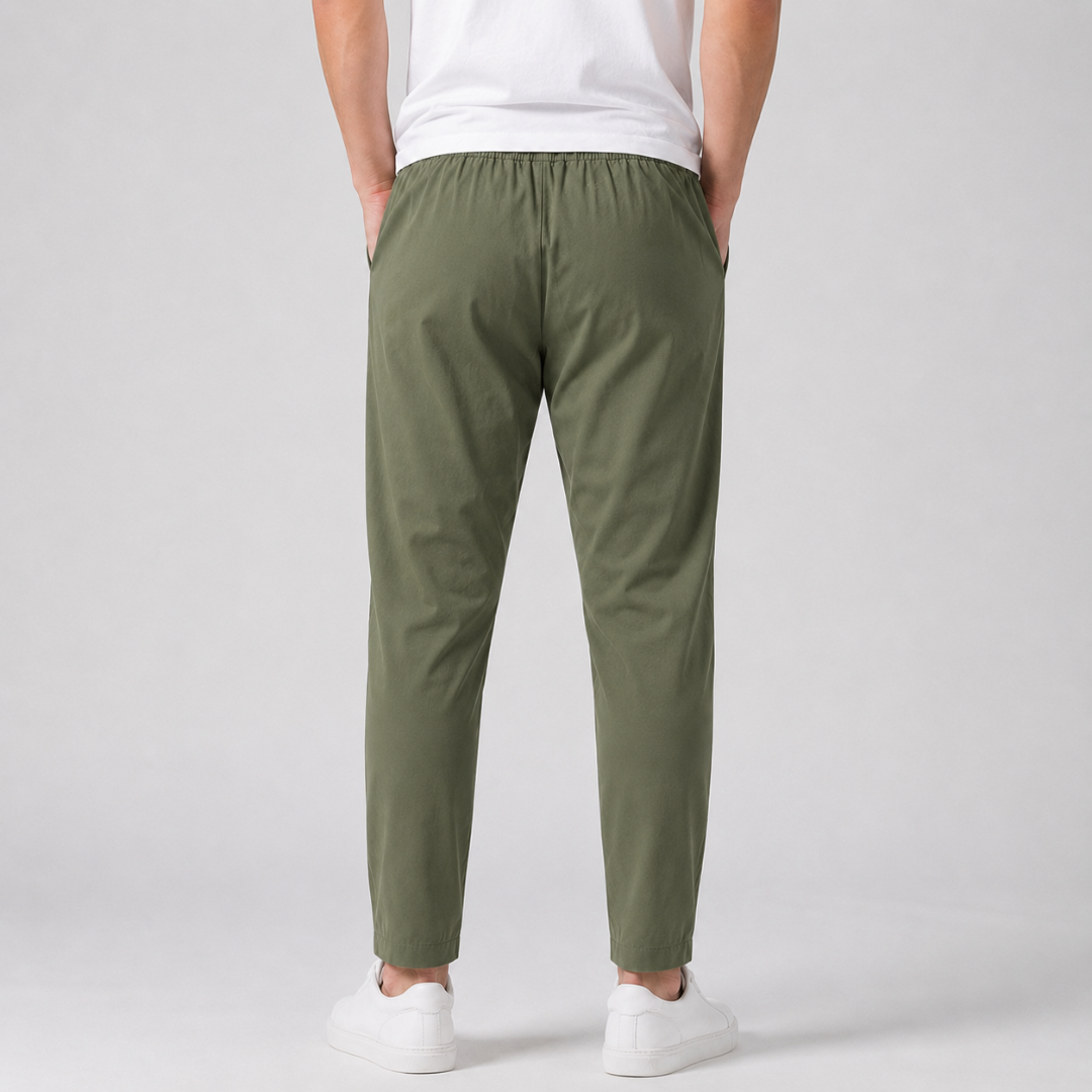 Retro dei pantaloni uomo verdi con fondo alla caviglia e caduta pulita sulla gamba