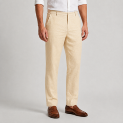 Pantaloni uomo chino beige chiaro abbinati a camicia bianca e mocassini marroni
