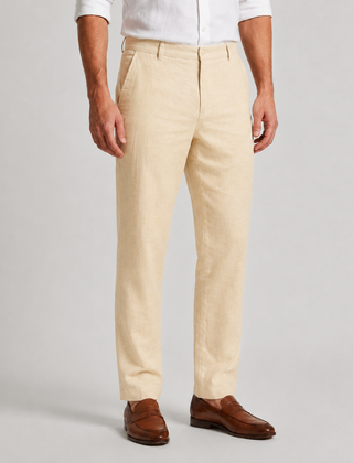 Pantaloni uomo chino beige chiaro abbinati a camicia bianca e mocassini marroni