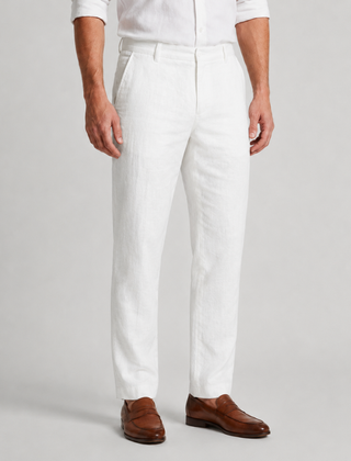 Pantaloni uomo chino bianchi dalla caduta fluida con orlo pulito sulla caviglia