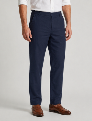 Pantaloni uomo chino blu navy vista frontale con tasche laterali e passanti cintura