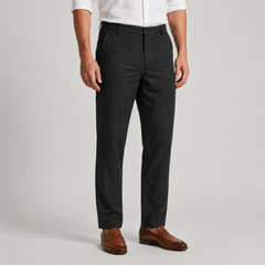 Pantaloni uomo chino neri con linea affusolata e fondo netto sulla caviglia