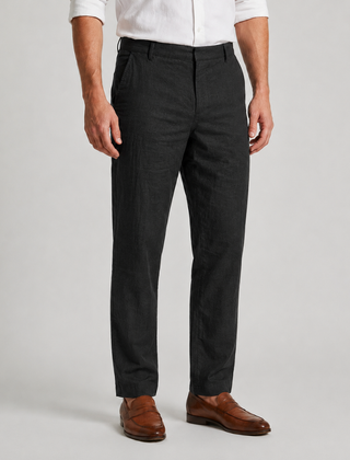 Pantaloni uomo chino neri con linea affusolata e fondo netto sulla caviglia
