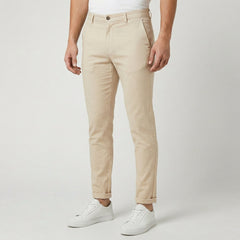 Pantaloni uomo chino beige slim con bottone in tinta e orlo risvoltato