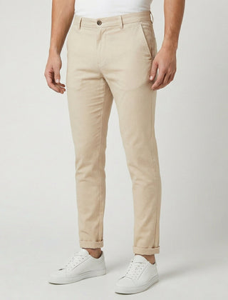 Pantaloni uomo chino beige slim con bottone in tinta e orlo risvoltato
