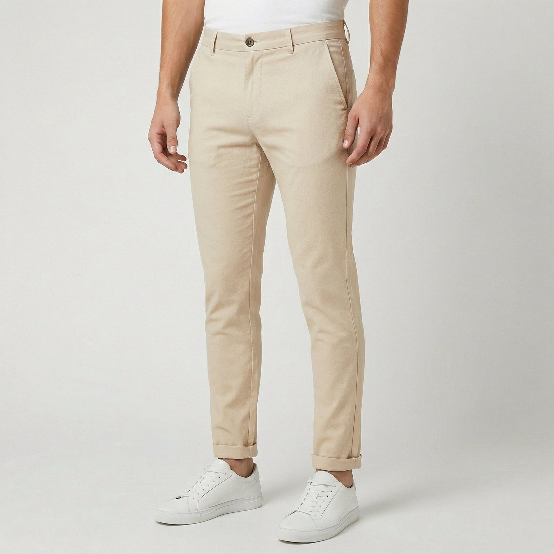 Pantaloni uomo chino beige slim con bottone in tinta e orlo risvoltato