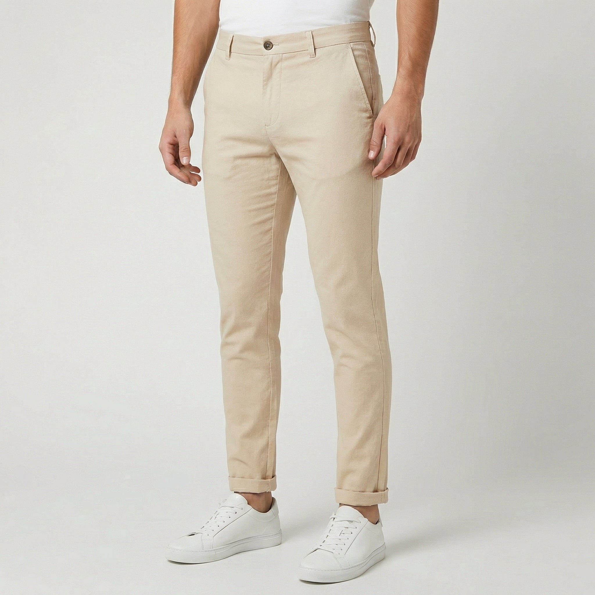 Pantaloni uomo chino beige slim con bottone in tinta e orlo risvoltato