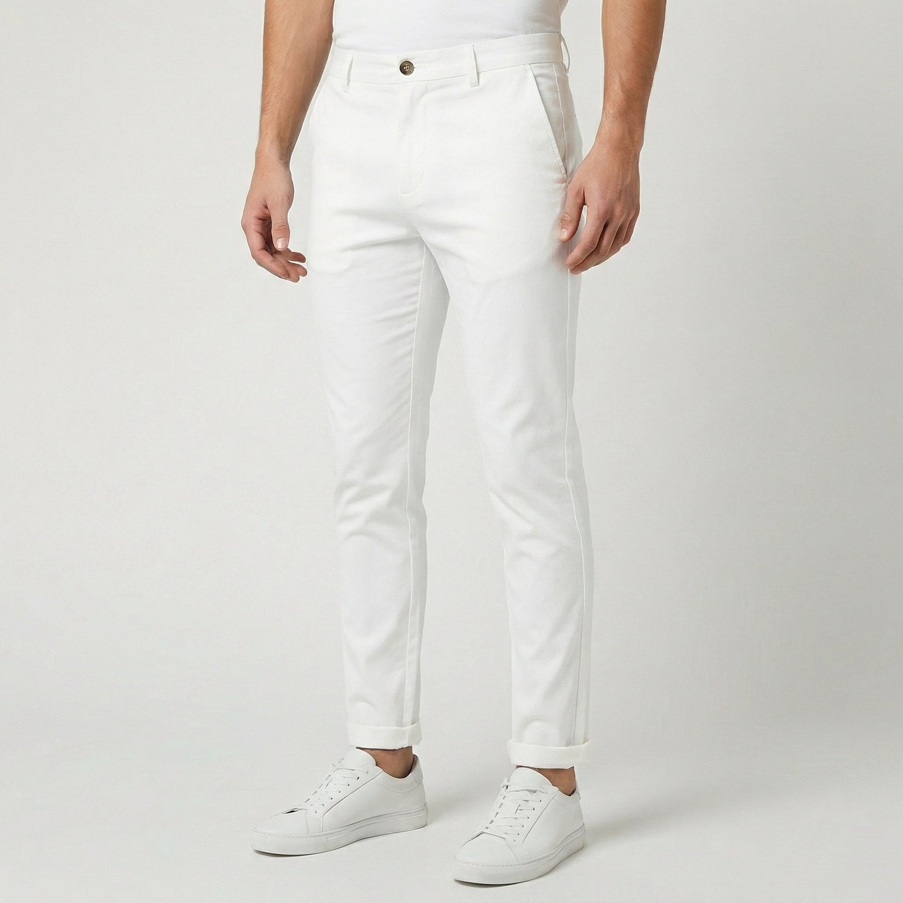 Pantaloni uomo chino bianchi con tasche laterali e risvolto sul fondo gamba