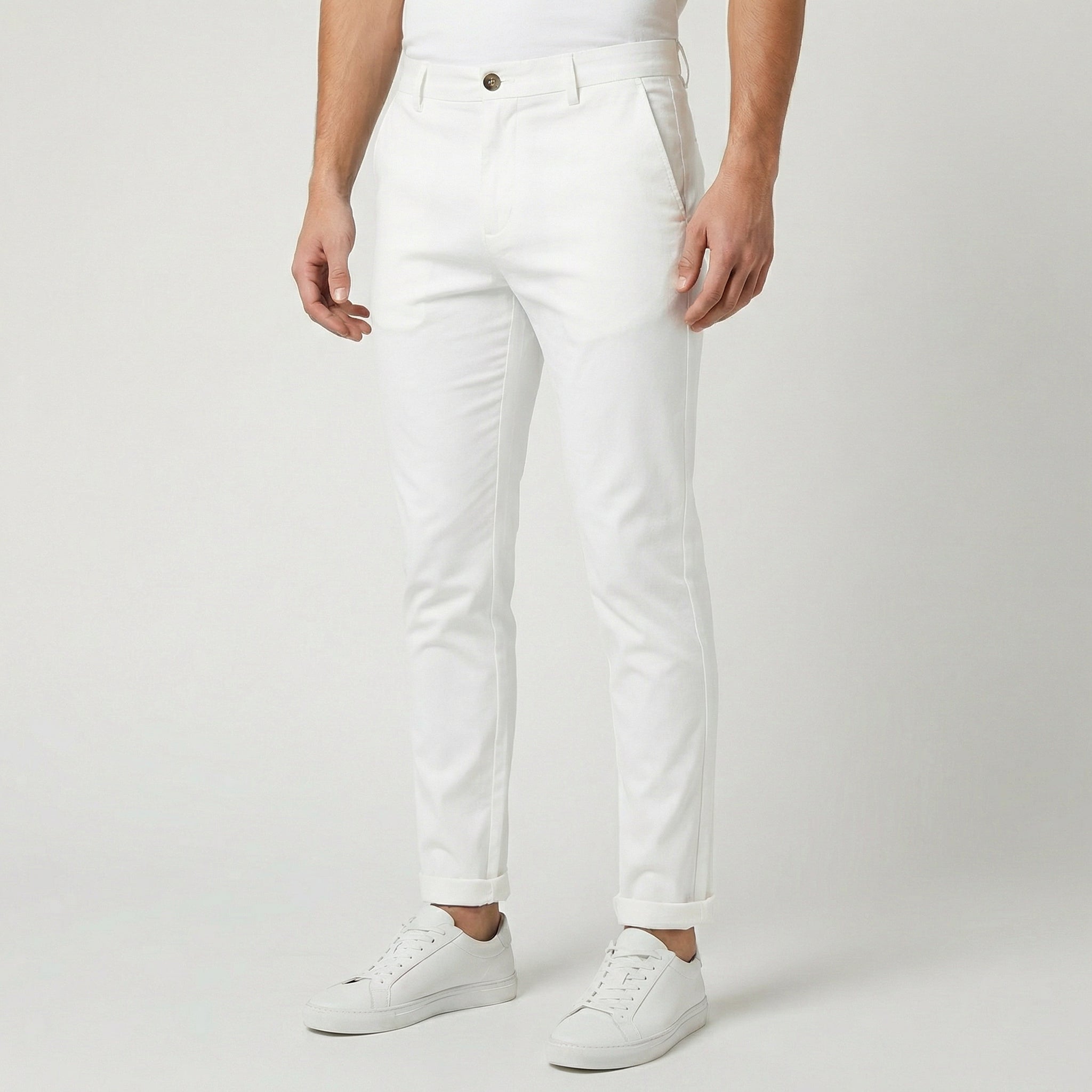 Pantaloni uomo chino bianchi con tasche laterali e risvolto sul fondo gamba