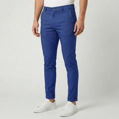 Pantaloni uomo chino blu royal slim con tasche laterali e orlo risvoltato