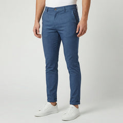 Pantaloni uomo chino blu slim fit con fondo risvoltato e tasche laterali