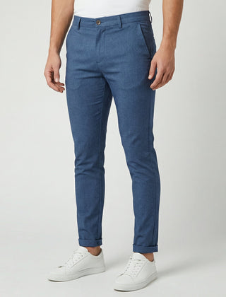 Pantaloni uomo chino blu slim fit con fondo risvoltato e tasche laterali