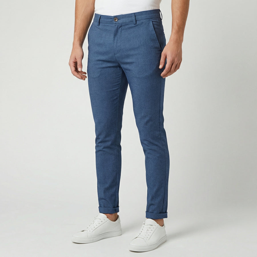 Pantaloni uomo chino blu slim fit con fondo risvoltato e tasche laterali