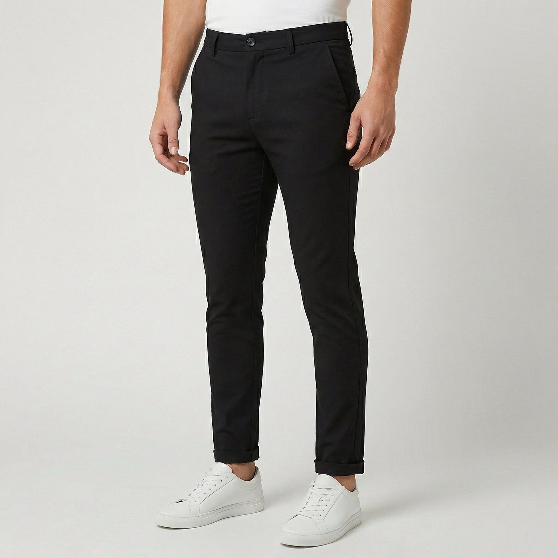 Pantaloni uomo chino neri dal taglio affusolato con chiusura a bottone e passanti