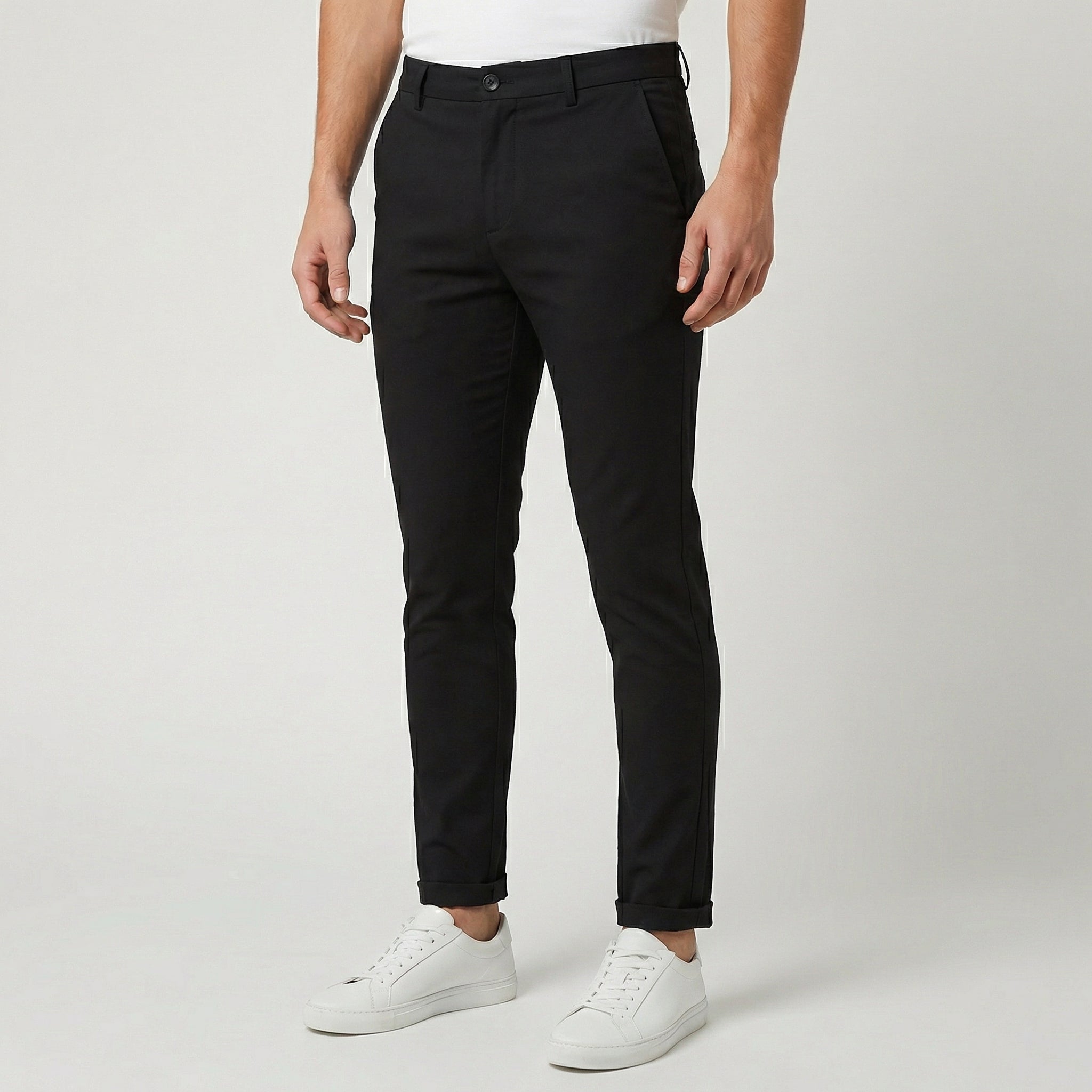 Pantaloni uomo chino neri dal taglio affusolato con chiusura a bottone e passanti