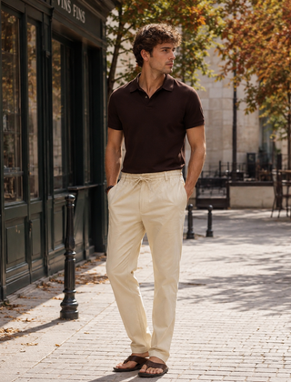 Pantaloni uomo beige con coulisse in vita indossati con polo marrone