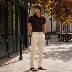 Pantaloni beige a gamba dritta con nodo della coulisse ben visibile