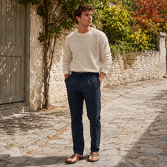 Pantaloni uomo blu con coulisse in vita e maglione chiaro