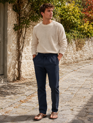 Pantaloni uomo blu con coulisse in vita e maglione chiaro