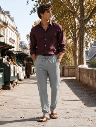 Pantaloni uomo grigi con coulisse e tasche laterali, camicia bordeaux