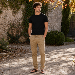 Pantaloni uomo kaki con coulisse in vita e t-shirt nera girocollo