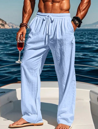 Pantaloni uomo azzurri leggeri con pieghe in vita, look da spiaggia